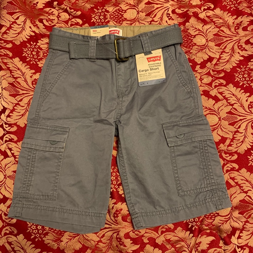 Boys Levi’s size 7X Grey Cargo Shorts.